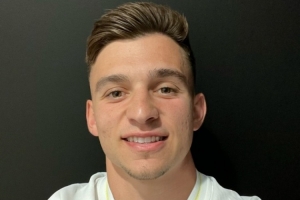 终于成了！尤文官方晒小孔塞桑微笑自拍：快乐的小伙子惹人爱